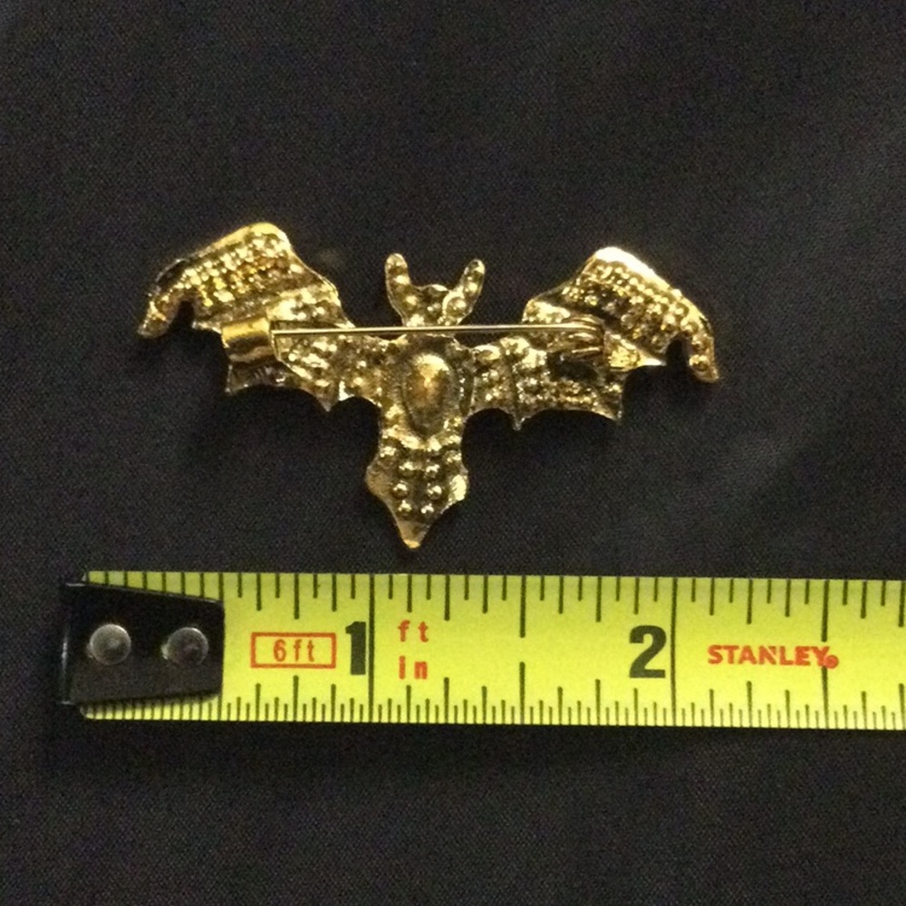 Elegant Gold Bat Brooch - Picture 3 of 5